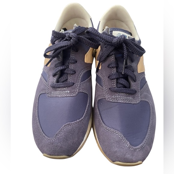 New Balance Women’s 420v2 Sneakers - Picture 2 of 4